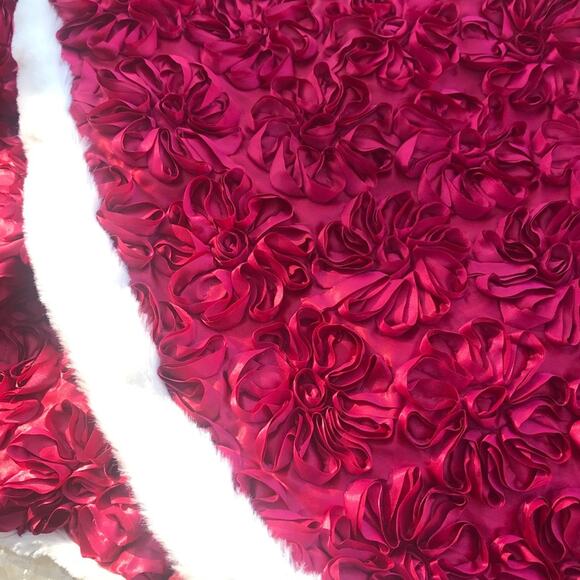 CHRISTMAS TREE SKIRT Burgundy Rose Floral Covered Tree Skirt White Faux Fur Edge - Picture 8 of 12